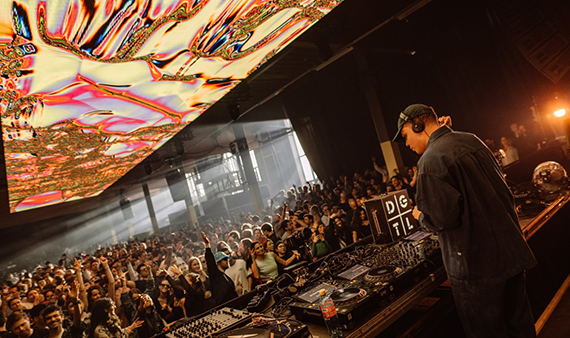 DJ draait voor volle zaal tijdens DGTL festival